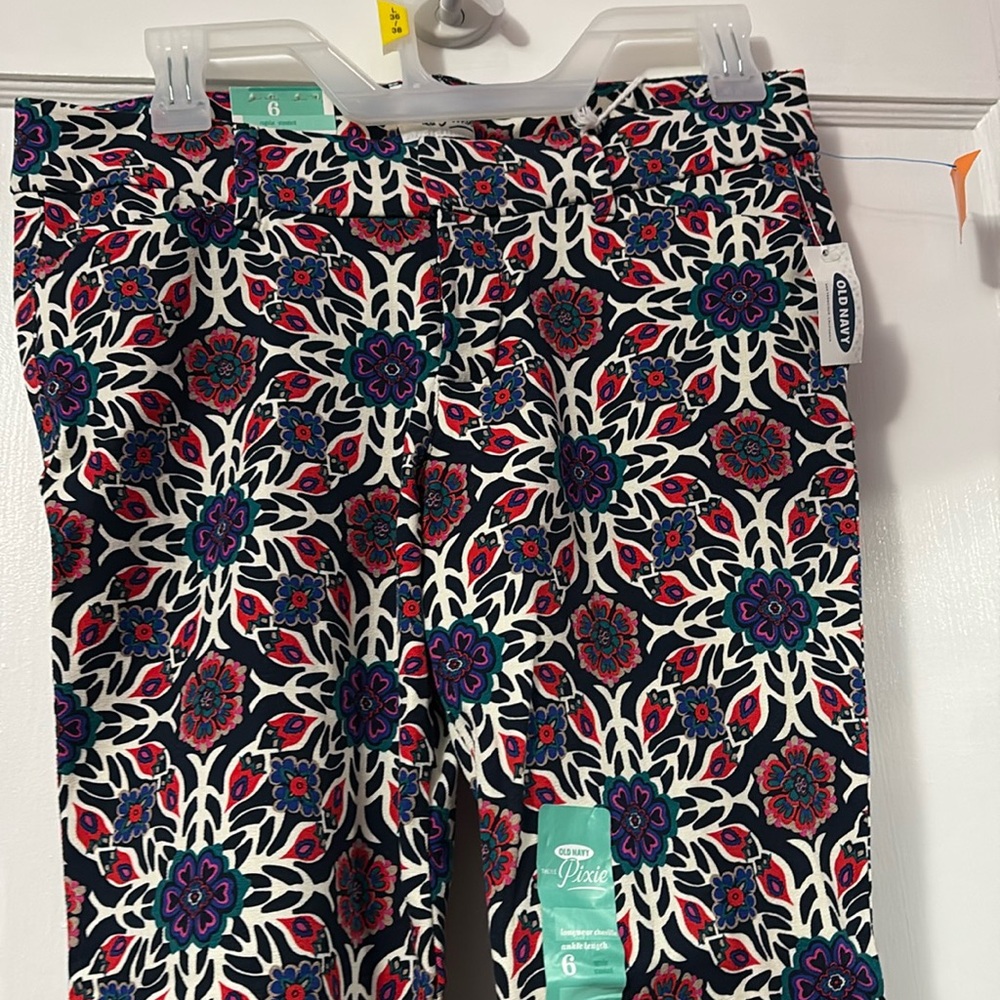 Womens  -Old Navy Pixie Pants-NWT. Size 6, multicolored, fun casual pants